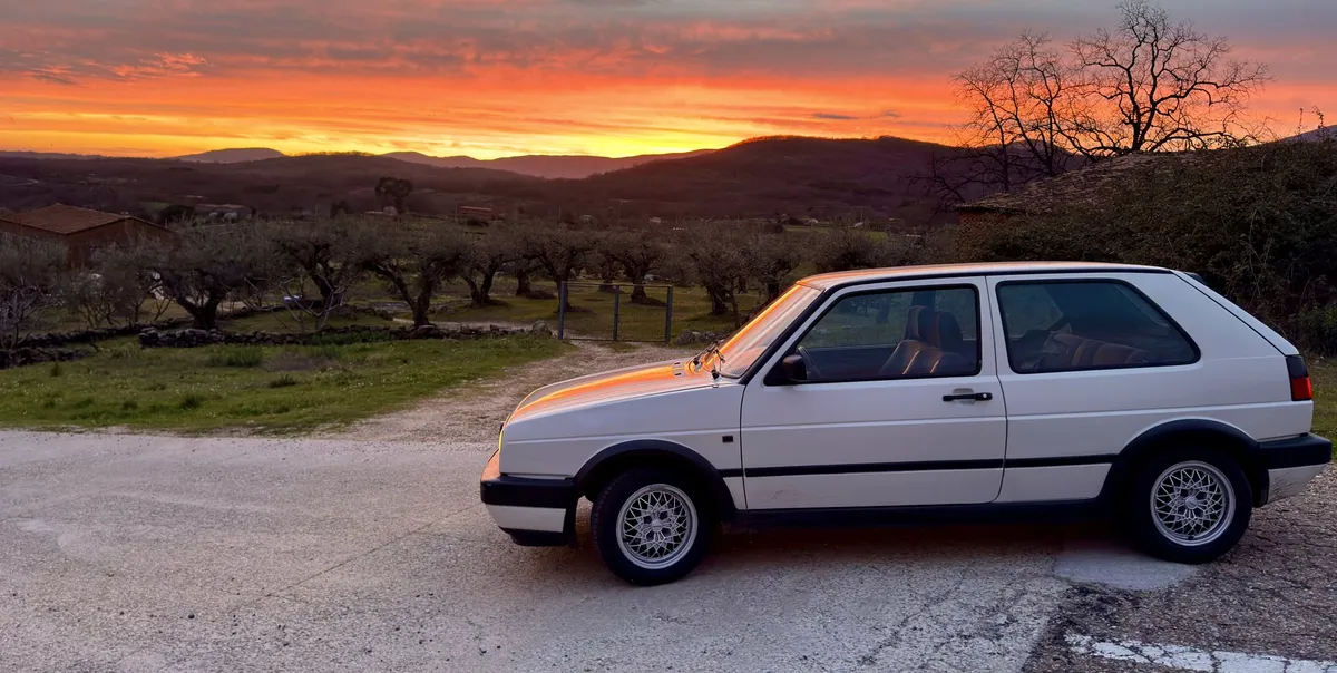 Golf GTI Mk2 blanco de perfil al atardecer en el campo