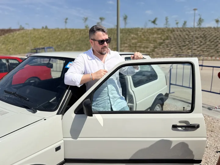 El autor junto al Golf GTI Mk2 en una concentración